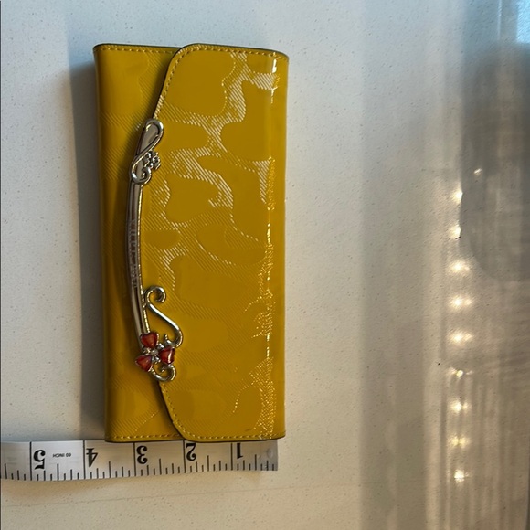 ๐ฅ๐ฅ๐ฅYellow Glossy Wallet with Subtle Pattern with excellent condition - Picture 10 of 11